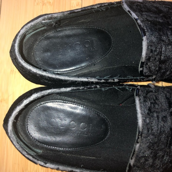 Gucci Black Crushed Velvet Logo Loafers - Picture 3 of 6